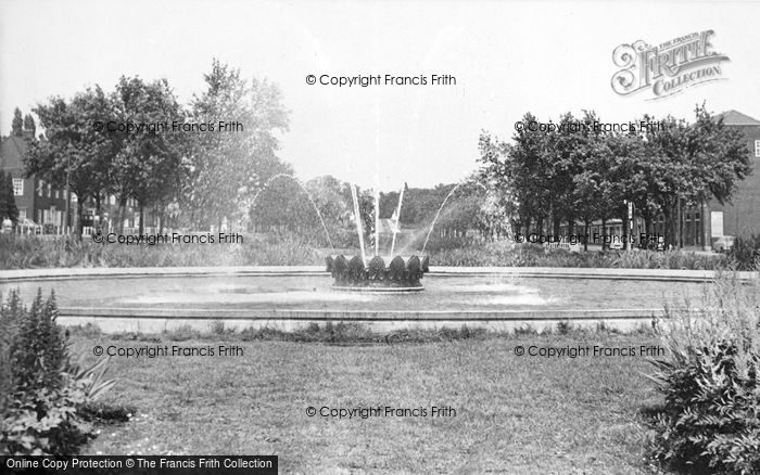 Photo of Welwyn Garden City, The Fountain c.1955