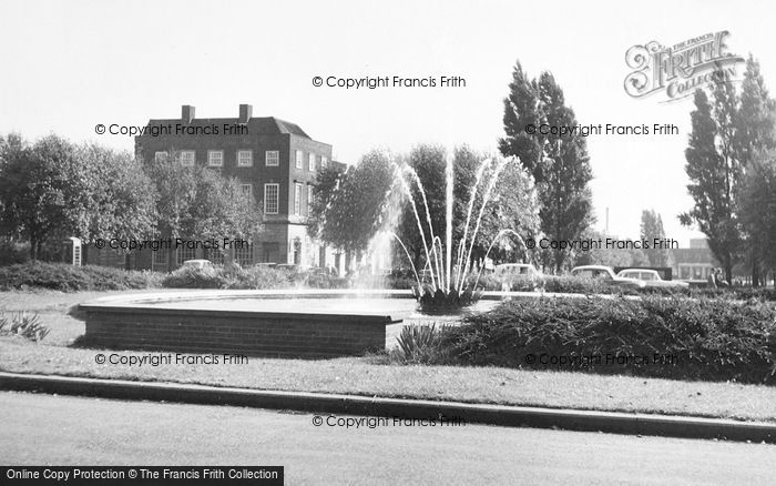 Photo of Welwyn Garden City, The Fountain c.1955