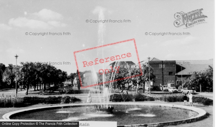 Photo of Welwyn Garden City, The Fountain c.1960