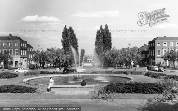 Photo of Welwyn Garden City, The Fountain c.1960