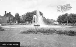 The Fountain, Parkway c.1955, Welwyn Garden City