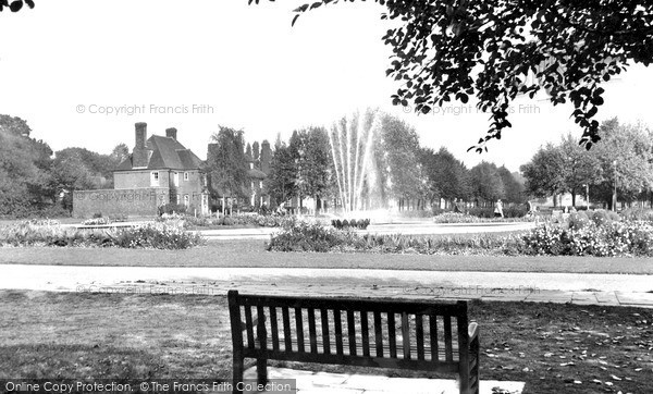 Photo of Welwyn Garden City, The Fountain, Parkway c.1955