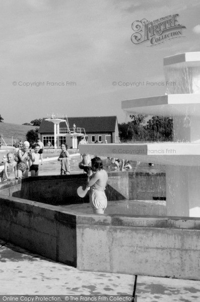 Photo of Welwyn Garden City, The Swimming Pool c.1960