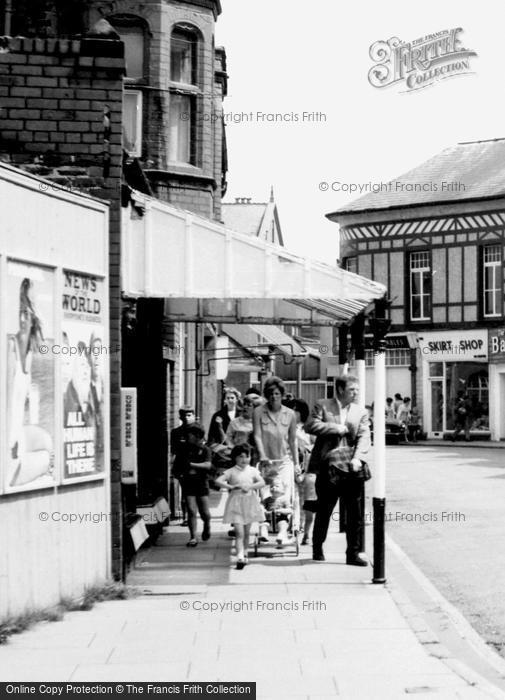 Photo of West Kirby, Visitors In The Crescent 1967