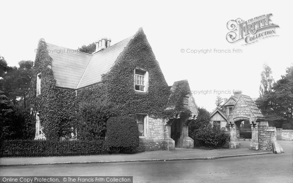 Photo of Westbourne, County Gates 1913