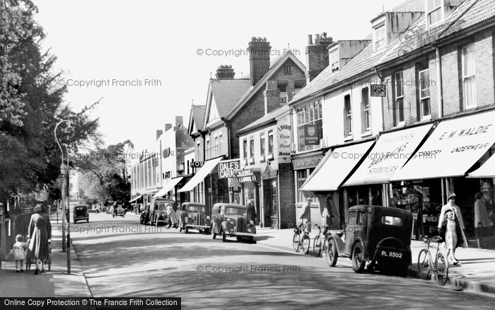 Photo of Weybridge, Queen's Road c1955