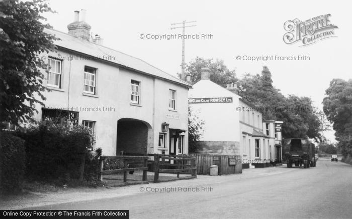 Photo of Weyhill, Post Office And Inn 1950