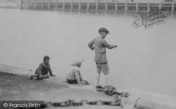 Harbour, Children Crabbing 1913, Weymouth