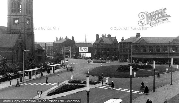 Photo of Widnes, Victoria Square c.1950