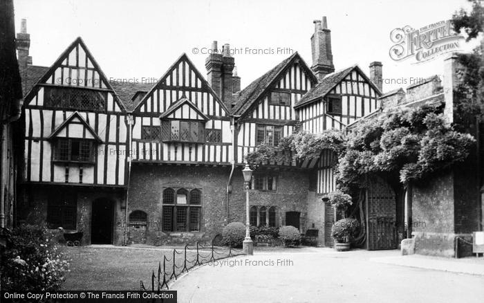 Photo of Winchester, Cheyney Court And The Priory Gate c.1950