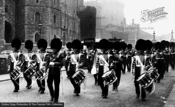 Photo of Windsor, Guardsmen, Castle Hill 1937