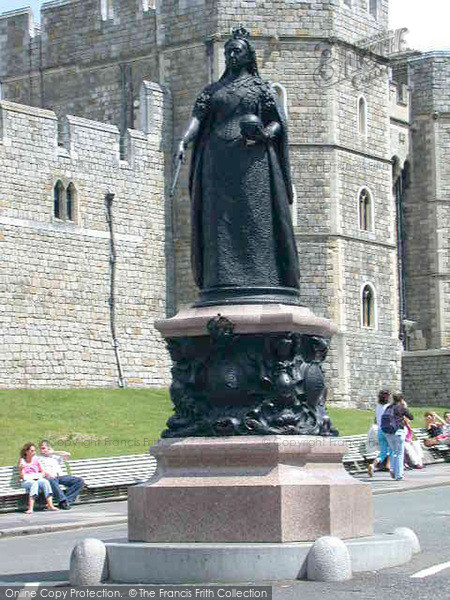 Photo of Windsor, Queen Victoria Statue 2004