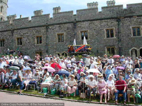 Photo of Windsor, The Crowds 2004