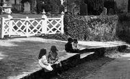 Children In The Street 1917, Witley