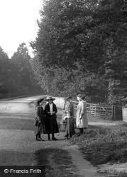 Girls On Wormley Hill 1906, Witley