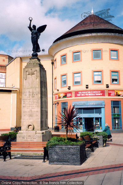 Photo of Woking, The War Memorial 2004