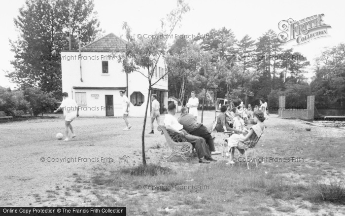 Photo of Wokingham, Lakeside Holidays, Holidaymakers c.1960