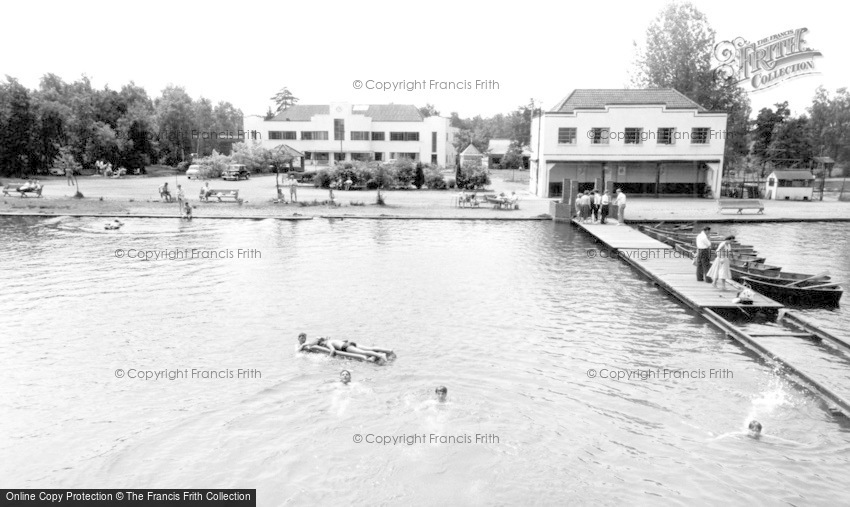 Wokingham, Longmoor Lake, Lakeside Holidays, California c1960