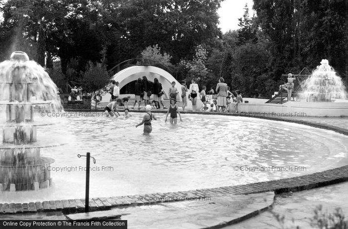 Photo of Wokingham, Martin's Swimming Pool c.1955