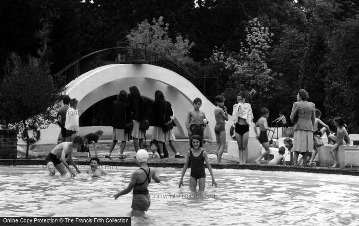 Photo of Wokingham, Martin's Swimming Pool c.1955