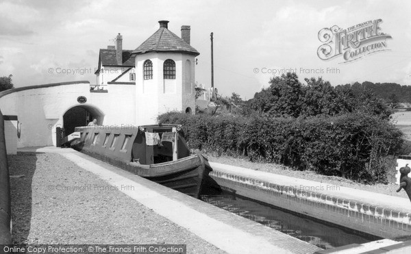 Photo of Wombourne, Bratch Locks 1969 - Francis Frith