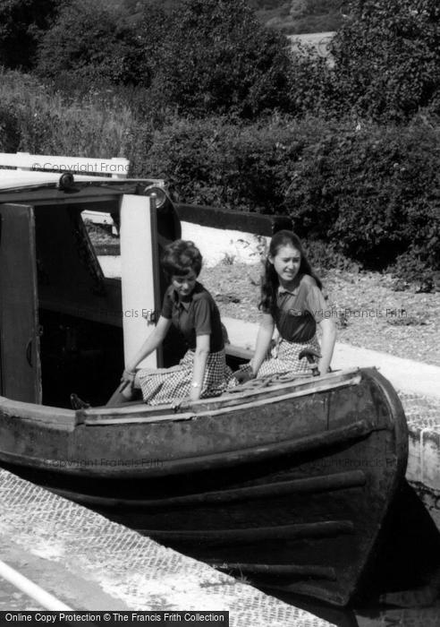 Photo of Wombourne, Girls On Barge, Bratch Locks c.1965