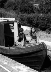 Girls On Barge, Bratch Locks c.1965, Wombourne