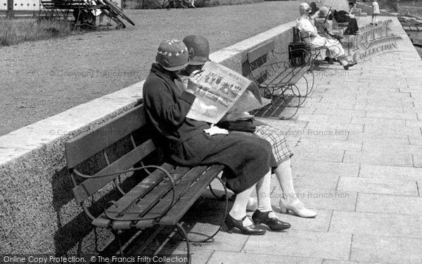 Photo of Woodbridge, Women Reading 1925