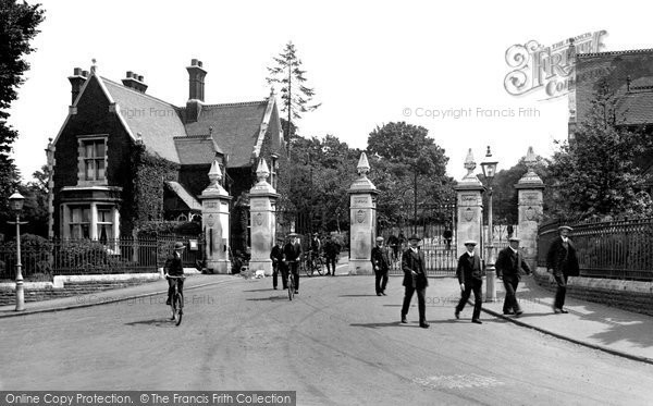 Photo of Woodford Bridge, Claybury Mental Hospital Entrance 1921