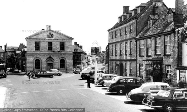 Photo of Woodstock, Bear Hotel And Market Place c.1960