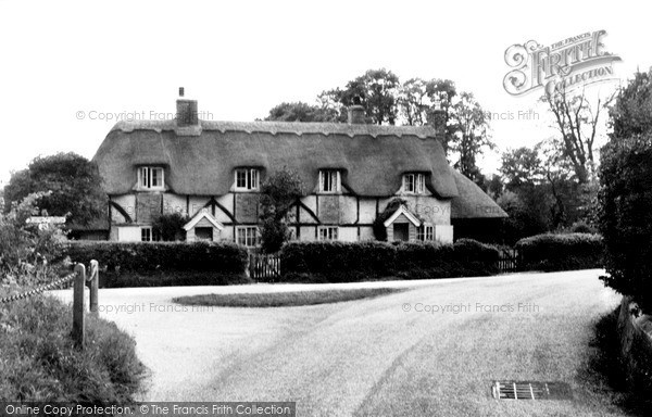 Photo of Woolhampton, Thatched Cottages c.1960
