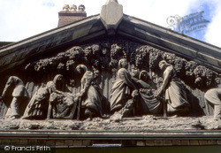Sansome Street Pediment 2004, Worcester