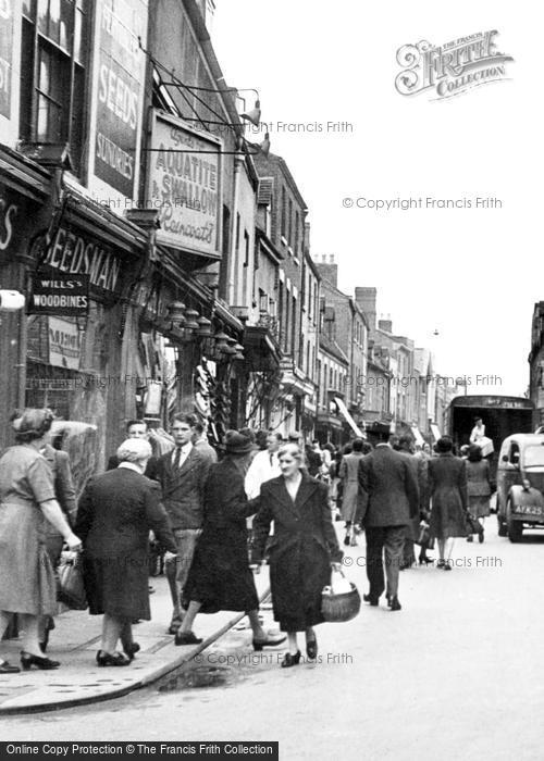 Photo of Worcester, Shoppers On The Shambles c.1950