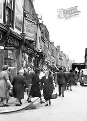 Shoppers On The Shambles c.1950, Worcester