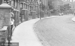 St Dunstan's Crescent, A Girl Hiding 1907, Worcester