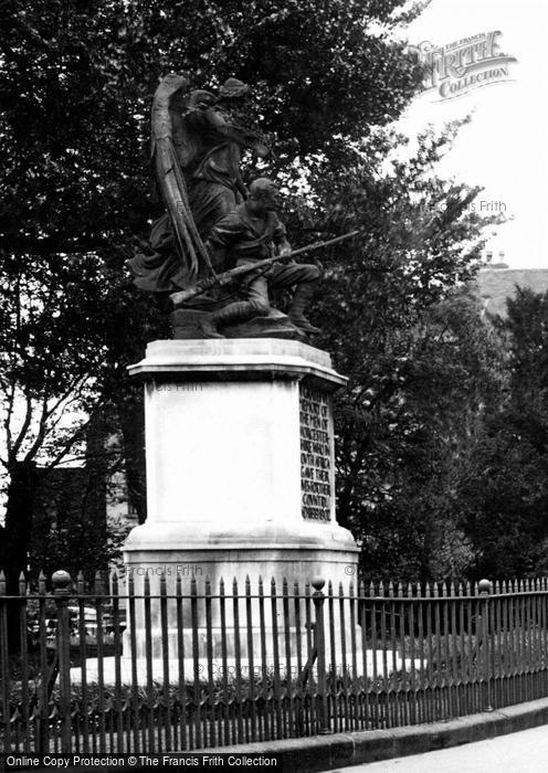 Photo of Worcester, The Memorial, College Yard 1925
