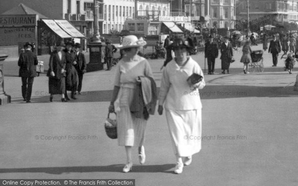 Photo of Worthing, Ladies Fashion 1921