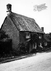 A Thatched House c.1930, Wroxton