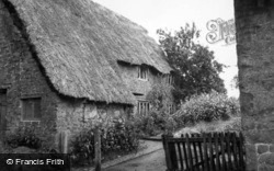 A Thatched House c.1930, Wroxton