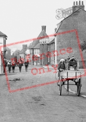 People In Bridge Street 1918, Wye