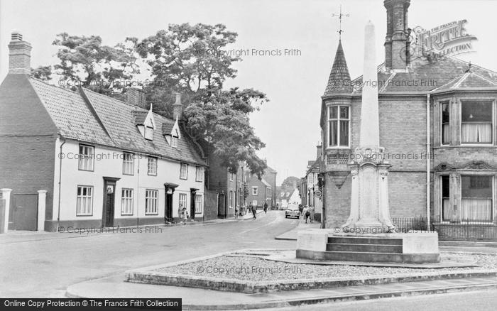 Photo of Wymondham, Middleton Street And War Memorial c.1950