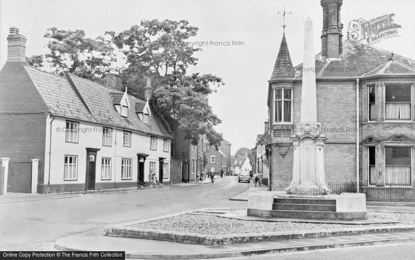 Wymondham, Middleton Street and War Memorial c1950