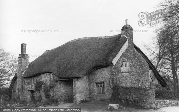 Yealmpton, 'Old Mother Hubbard's Cottage', Market Street c1950 Photo of Yealmpton, 'old Mother Hubbard's Cottage', Market Street c.1950