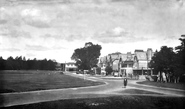 The Parade 1934, Yelverton