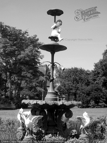 Photo of Yeovil, Sidney Gardens Fountain 2004