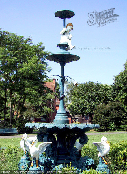 Photo of Yeovil, Sidney Gardens Fountain 2004