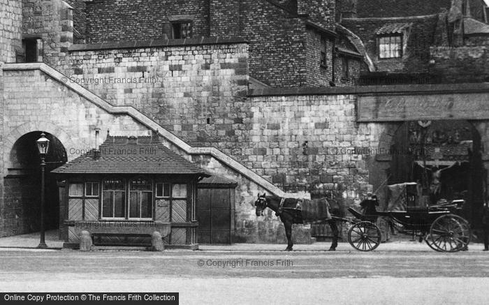 Photo of York, Bootham Bar, A Horse Carriage 1909