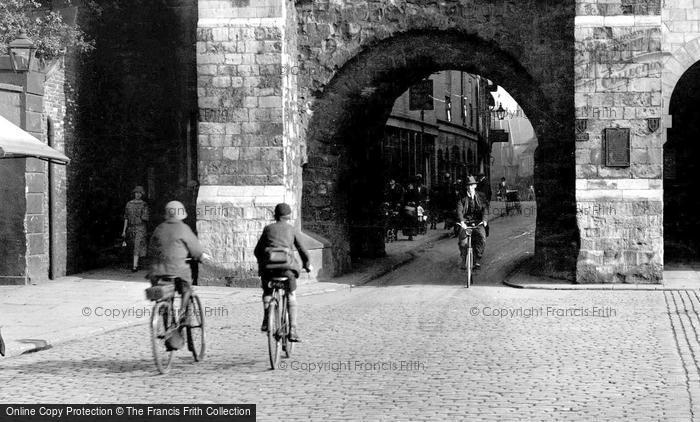 Photo of York, Bootham Bar, Cyclists 1926