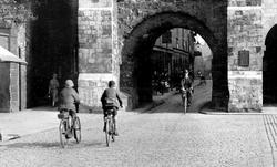 Bootham Bar, Cyclists 1926, York