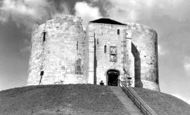 York, Cliffords Tower c1950